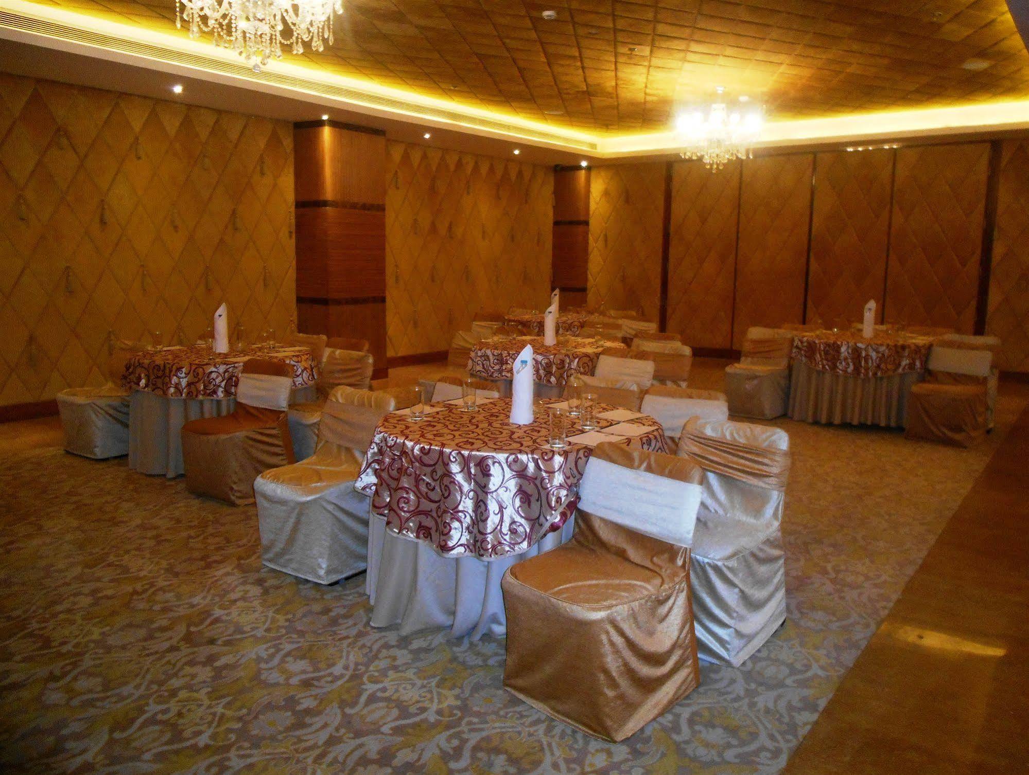 Country Inn & Suites By Radisson, ميروت المظهر الخارجي الصورة